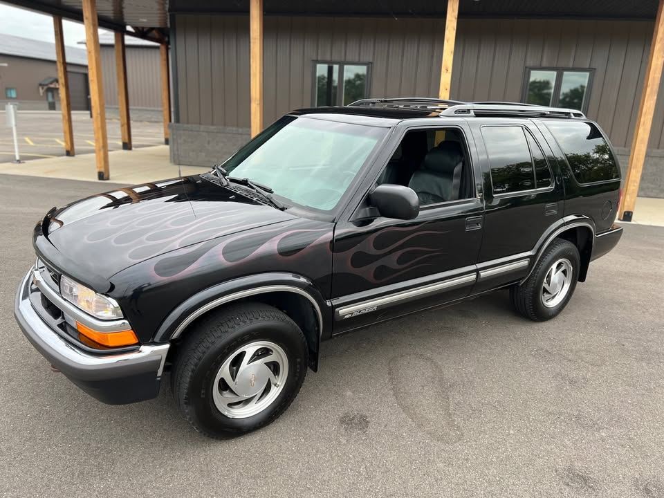 2001 Chevrolet Blazer 2LT, photograph 2 of 12
