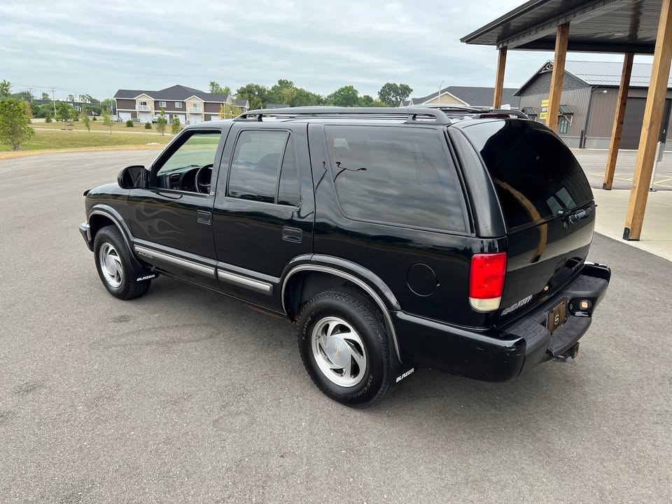 2001 Chevrolet Blazer 2LT, photograph 4 of 12
