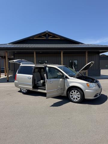 2012 Chrysler Town & Country Touring-L, photograph 1