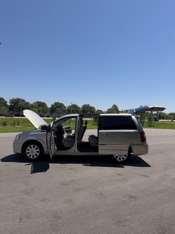 2012 Chrysler Town & Country Touring-L, photograph 4