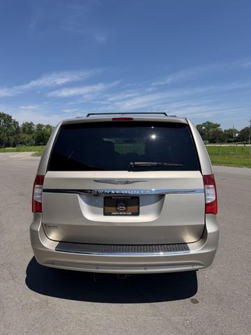 2012 Chrysler Town & Country Touring-L, photograph 10