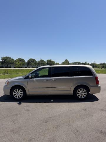2012 Chrysler Town & Country Touring-L, photograph 11