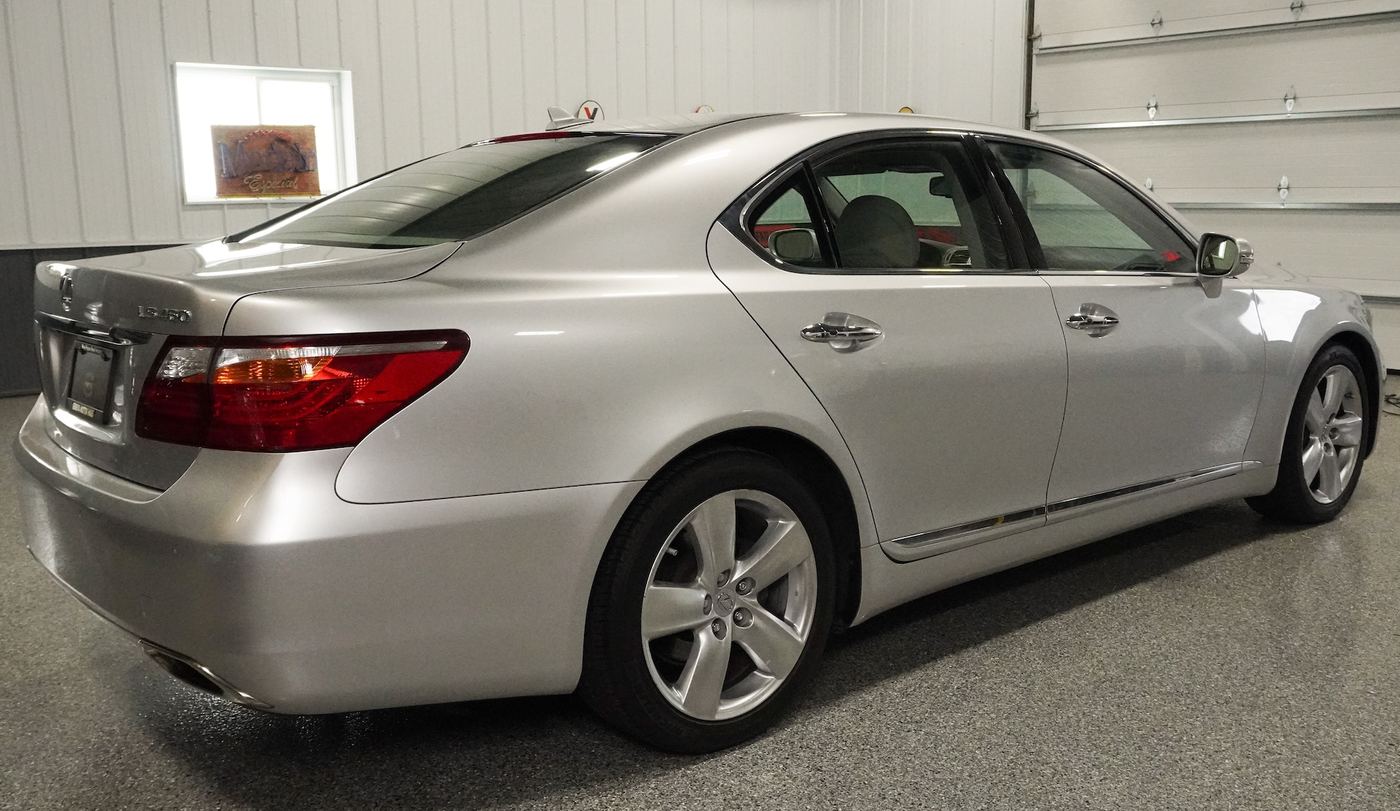 2011 Lexus LS460, photograph 9 of 12