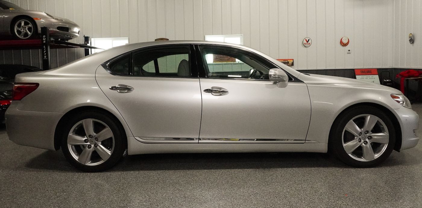 2011 Lexus LS460, photograph 10 of 12