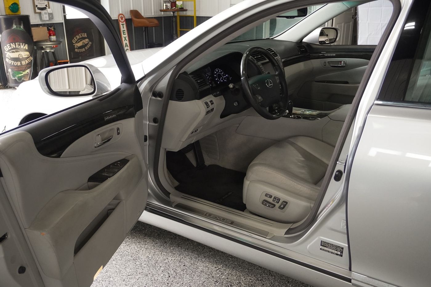 2011 Lexus LS460, photograph 11 of 12