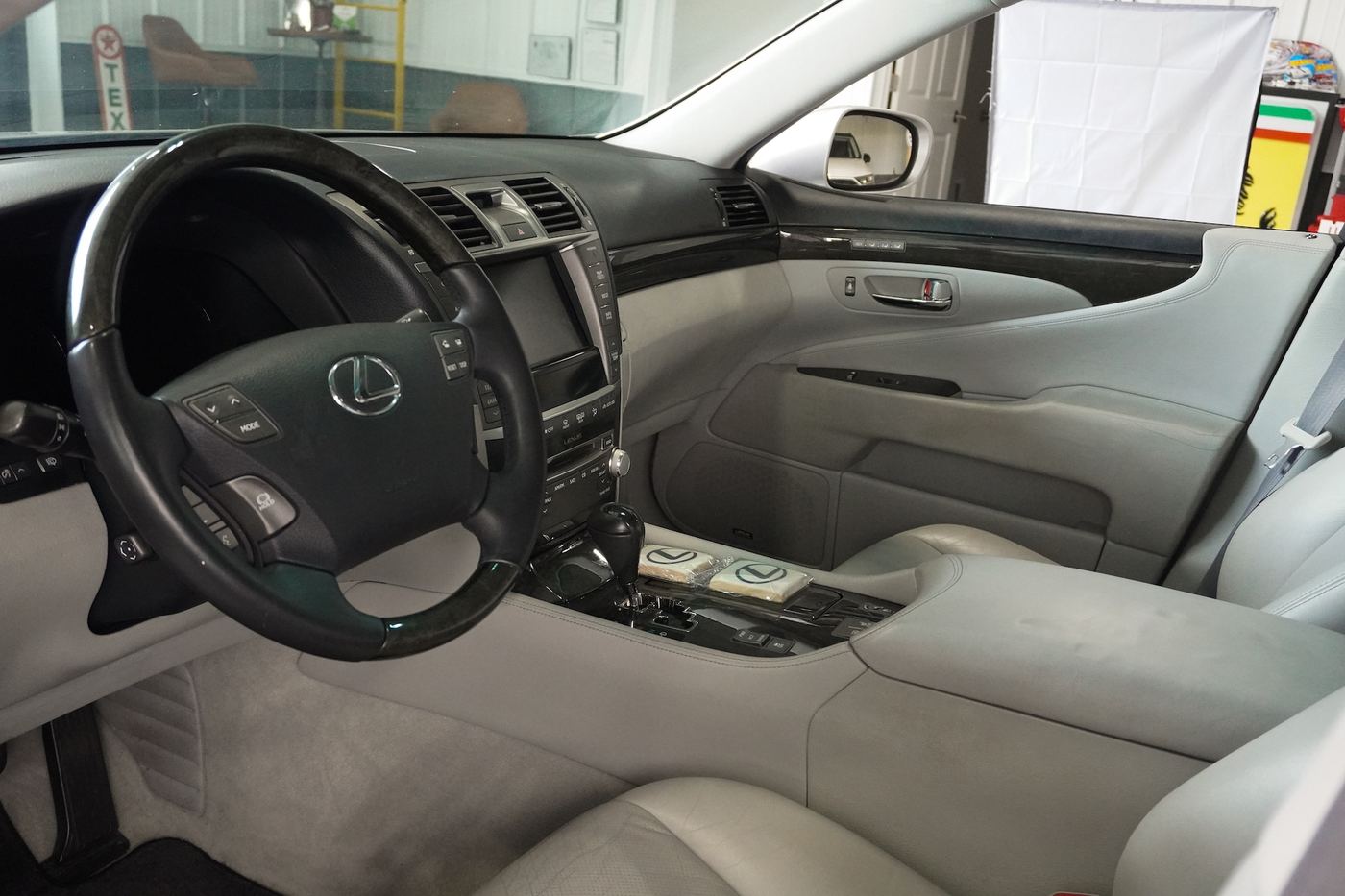 2011 Lexus LS460, photograph 12 of 12