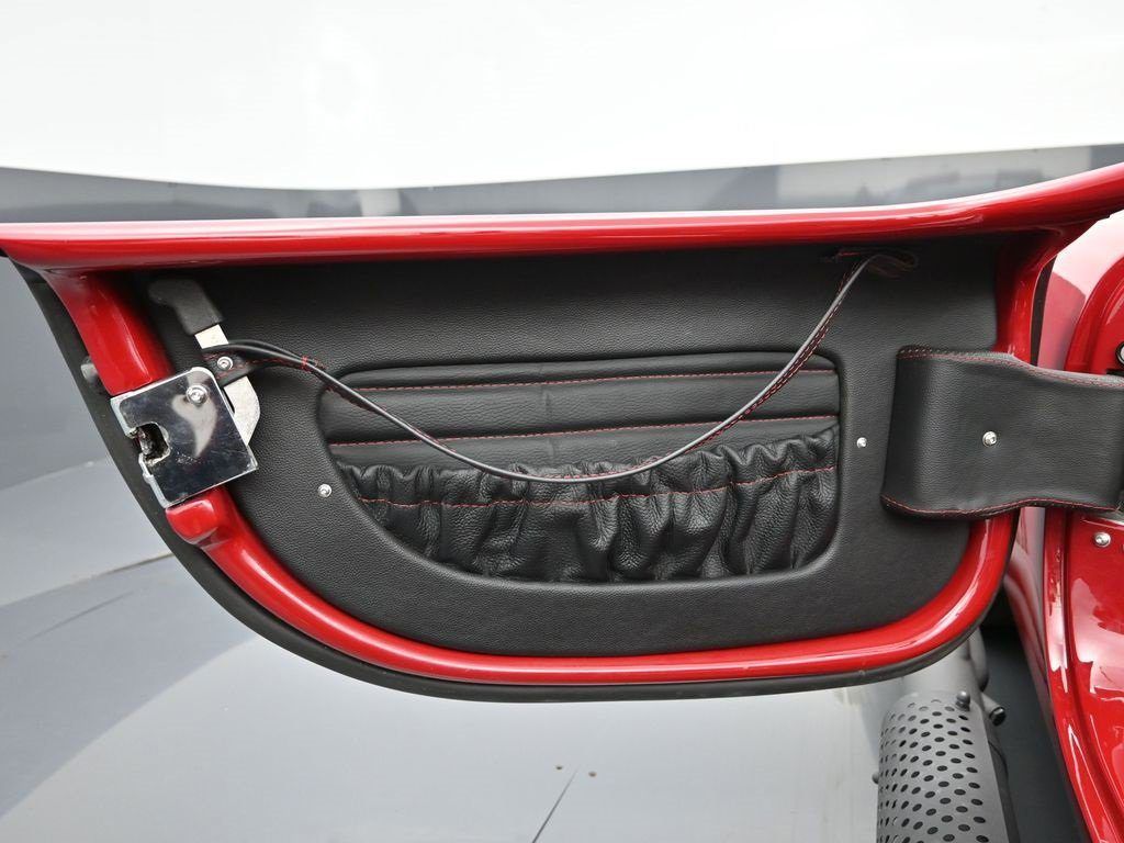 Photograph 5: door pocket and inner trim