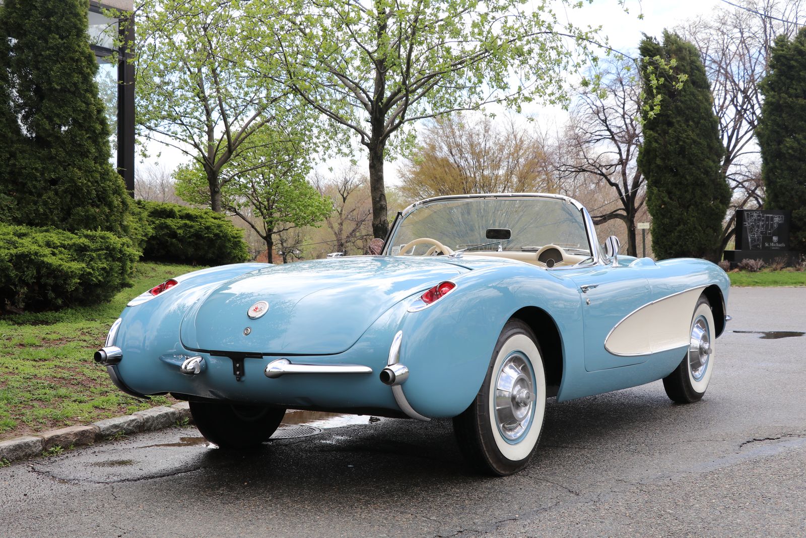 Photograph 3: rear three-quarter